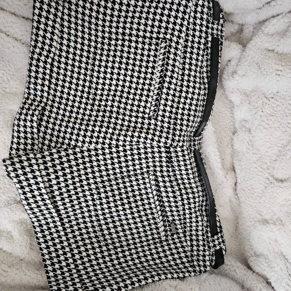 Guess womens shorts - Picture 2 of 4